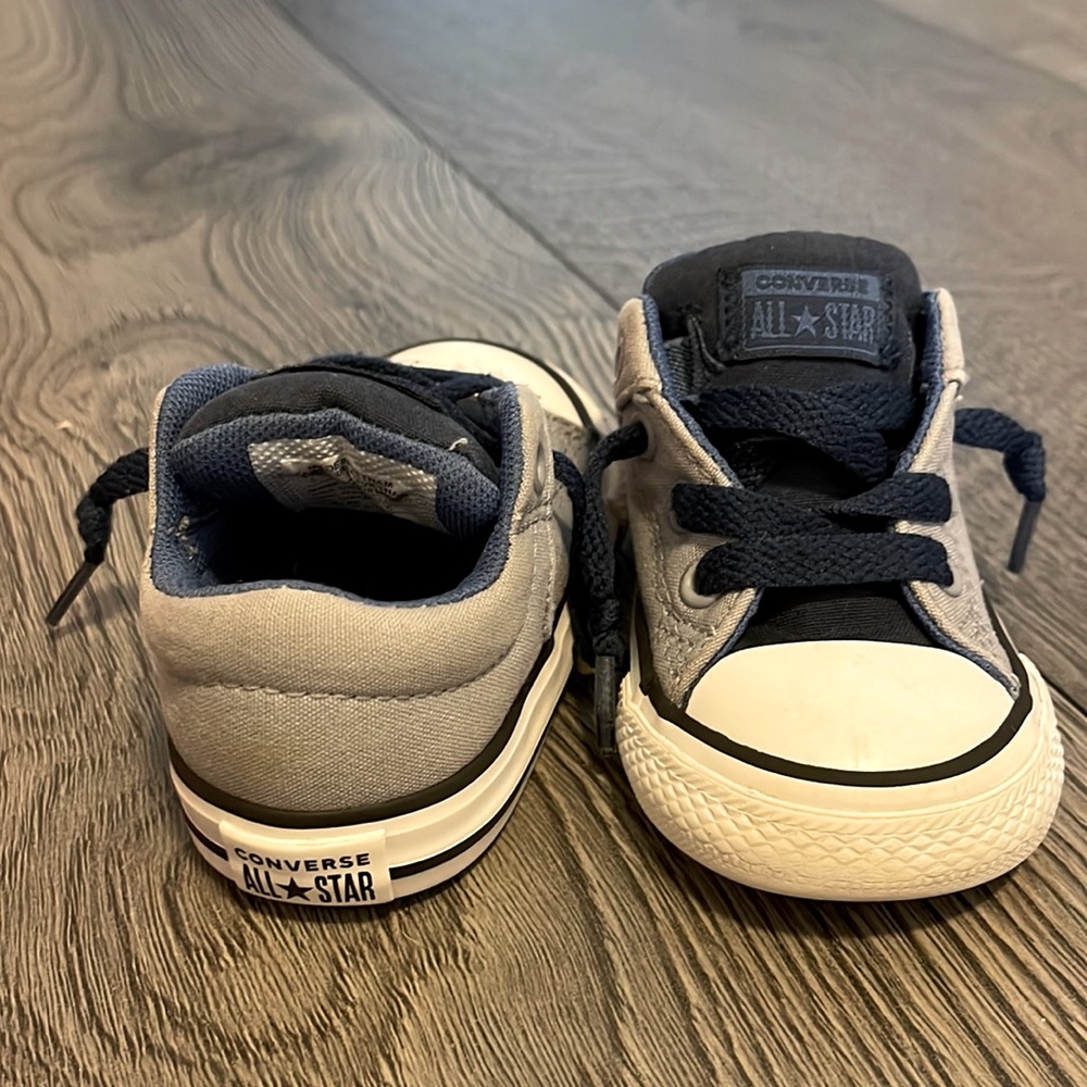 Toddler Converse tennis shoes size 5C